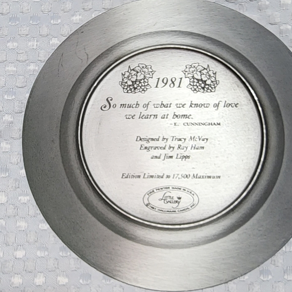 VINTAGE HALLMARK EUC 1981 ROCKING GIRL READING PEWTER COLLECTIBLE PLATE & STAND - Picture 2 of 3